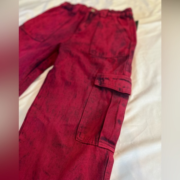 Raspberry colored acid wash cargo jeans - Picture 5 of 14